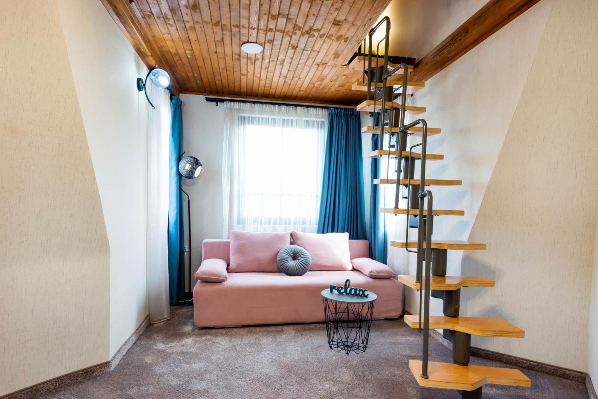 Aurora Hills Hotel 2*