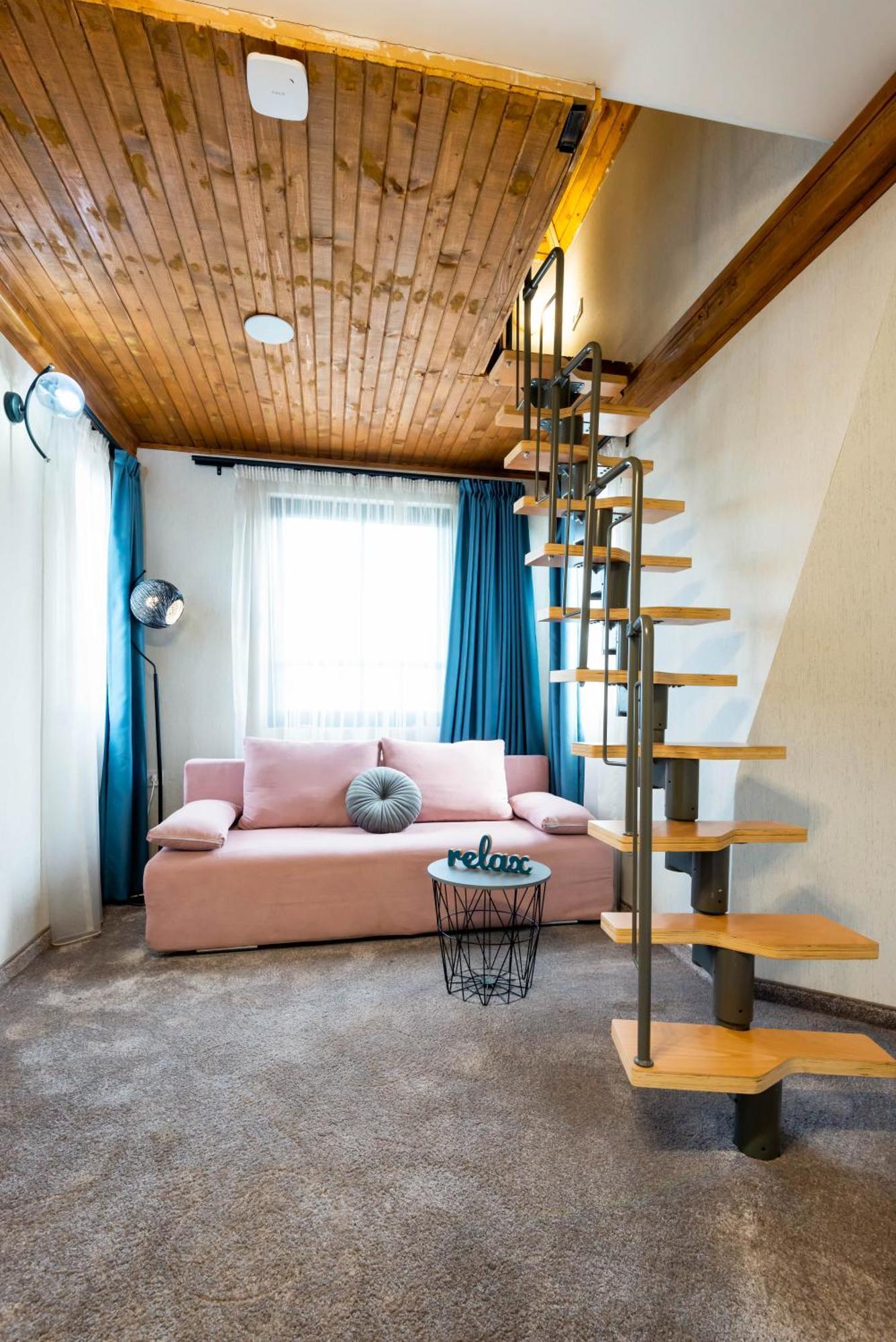 Aurora Hills Hotel 2*